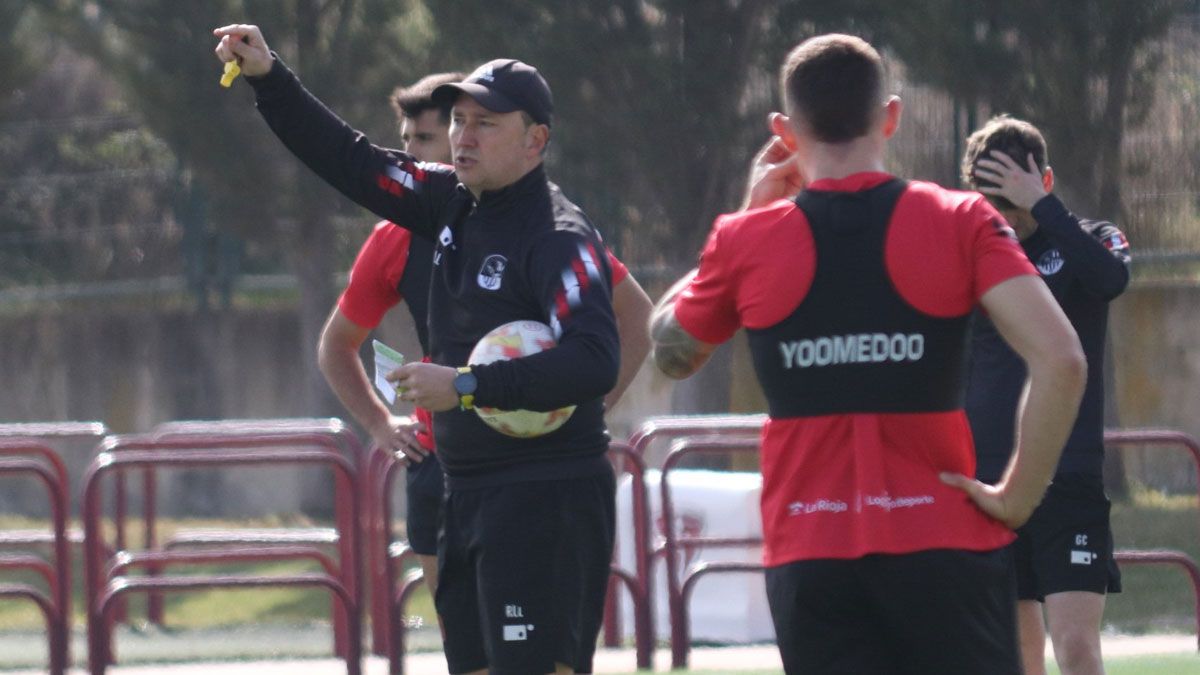 Llona dirige un entrenamiento con la SD Logroñés. | SD LOGROÑÉS