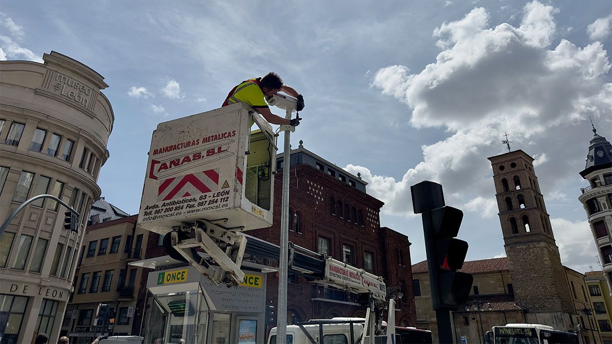 Un operario instala la cámara que aforará el tráfico en la entrada de la avenida Padre Isla. | L.N.C.