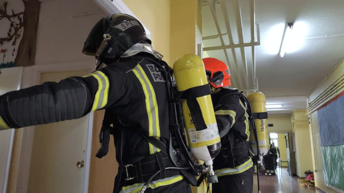 Bomberos en la vivienda del incendio.