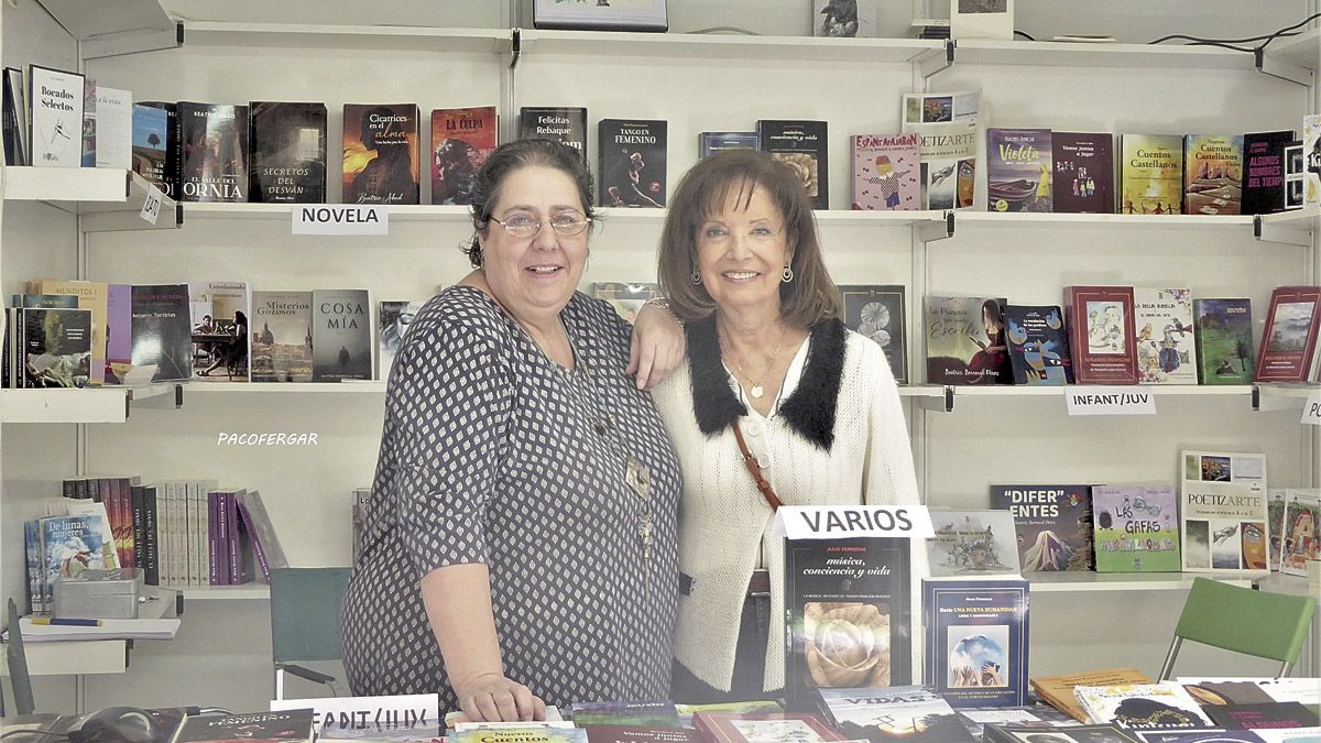 Mercedes G. Rojo y Felicitas Rebaque en la caseta de Masticadores en la pasada Feria del Libro de León.