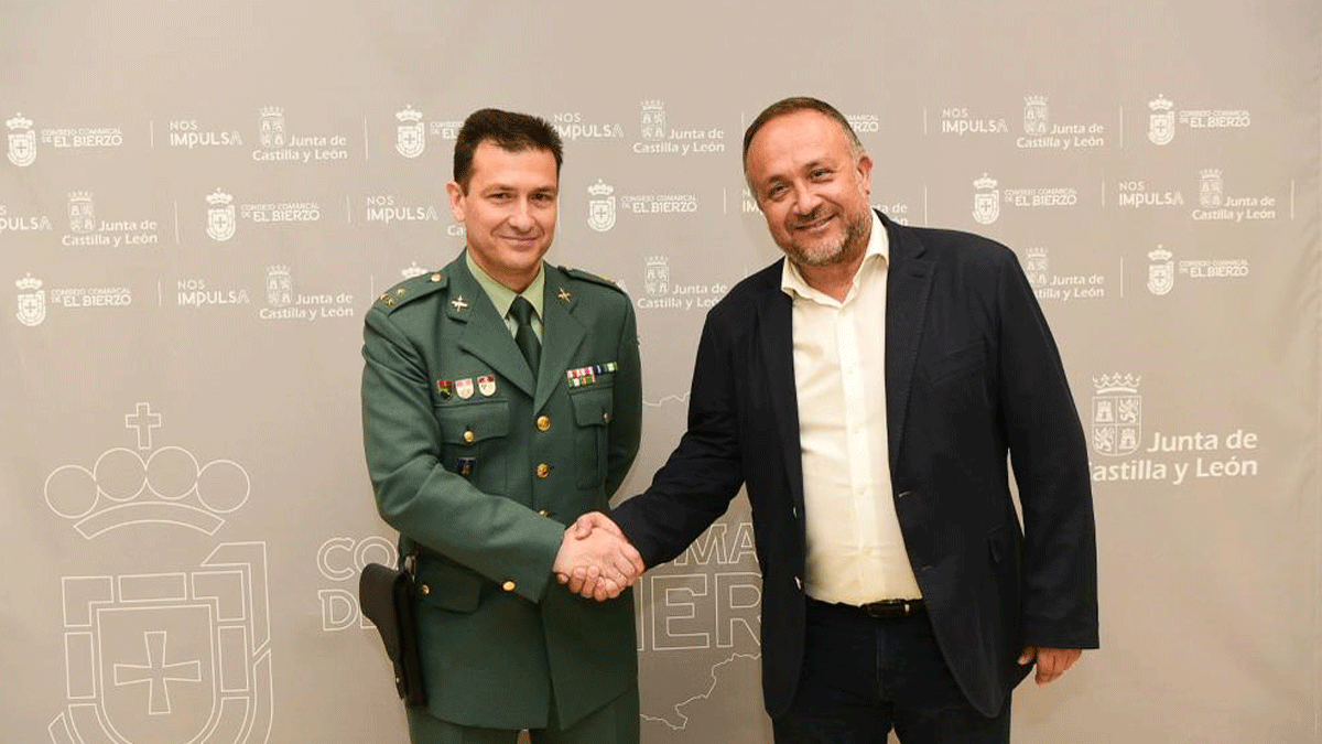 Juan Jesús Cadenas (i) junto a Gerardo Álvarez Courel (d).