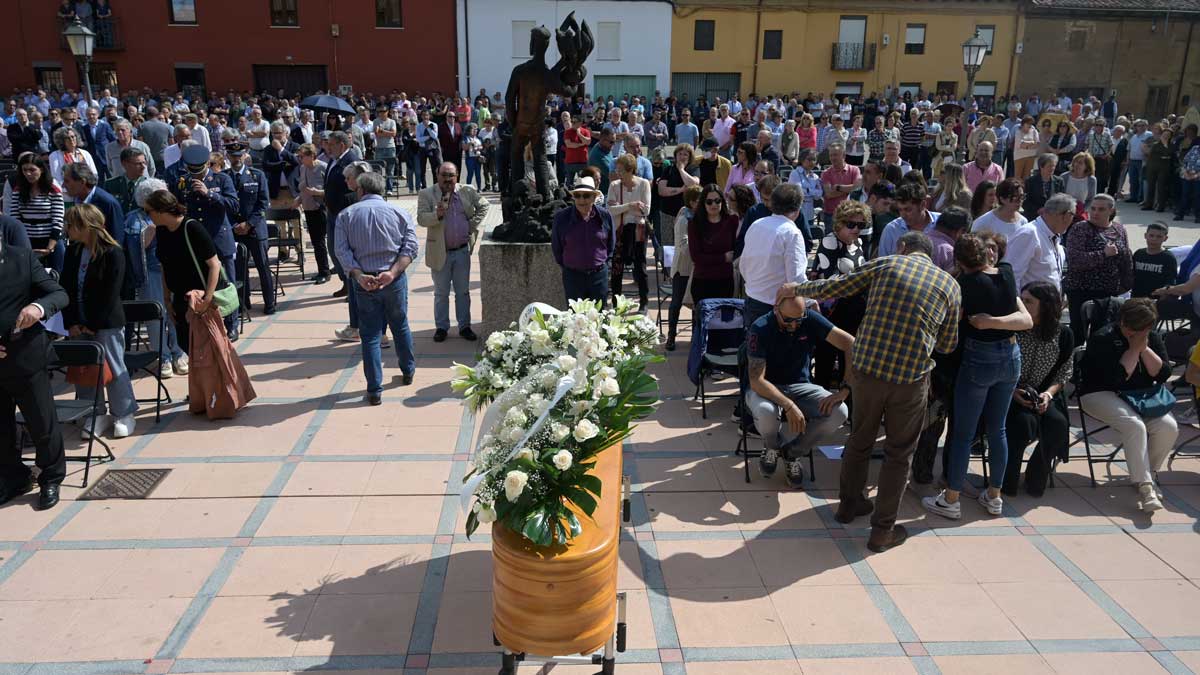 Los vecinos de Cabreros del Río quisieron acompañar a la familia y amigos de Matías Llorente en su funeral, este martes, en la iglesia del pueblo. | JESÚS F. SALVADORES