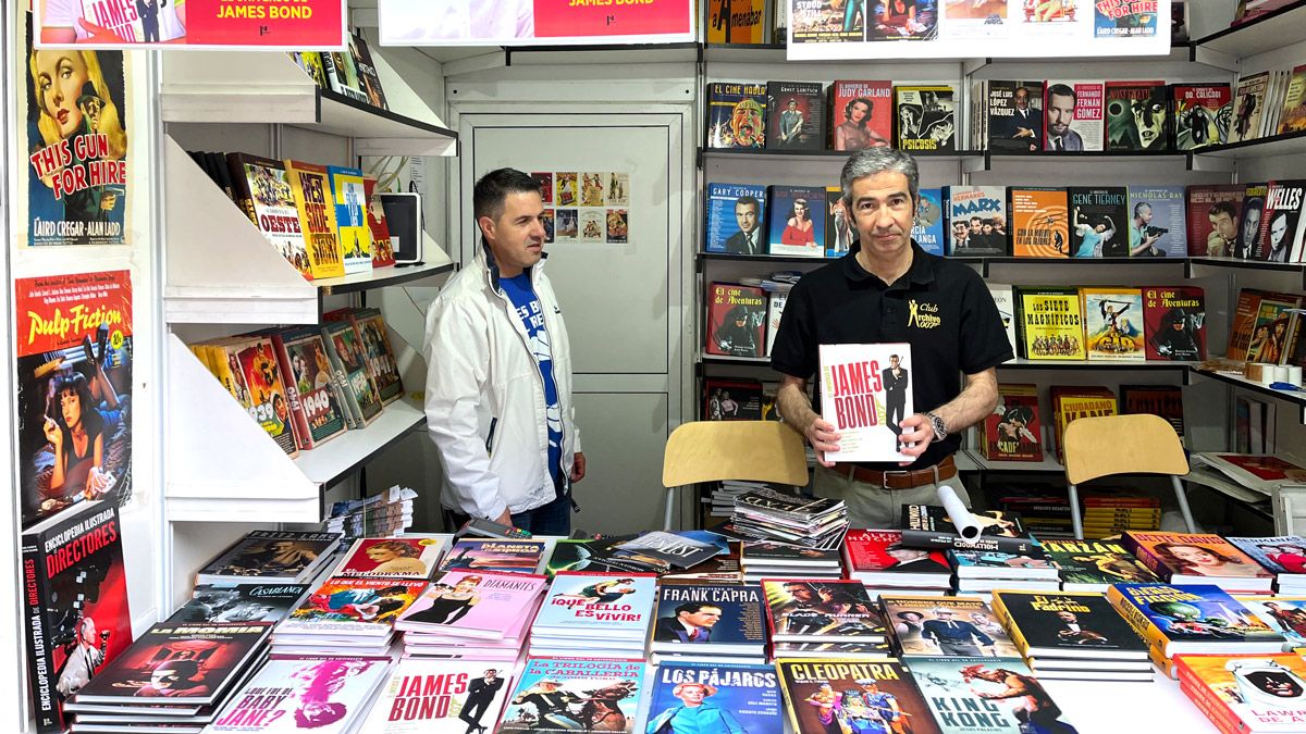 Óscar Rubio y Gonzalo González Laiz, coautores de 'El universo de James Bond', el pasado sábado en la caseta de Notorius en la Feria del Libro de Madrid.