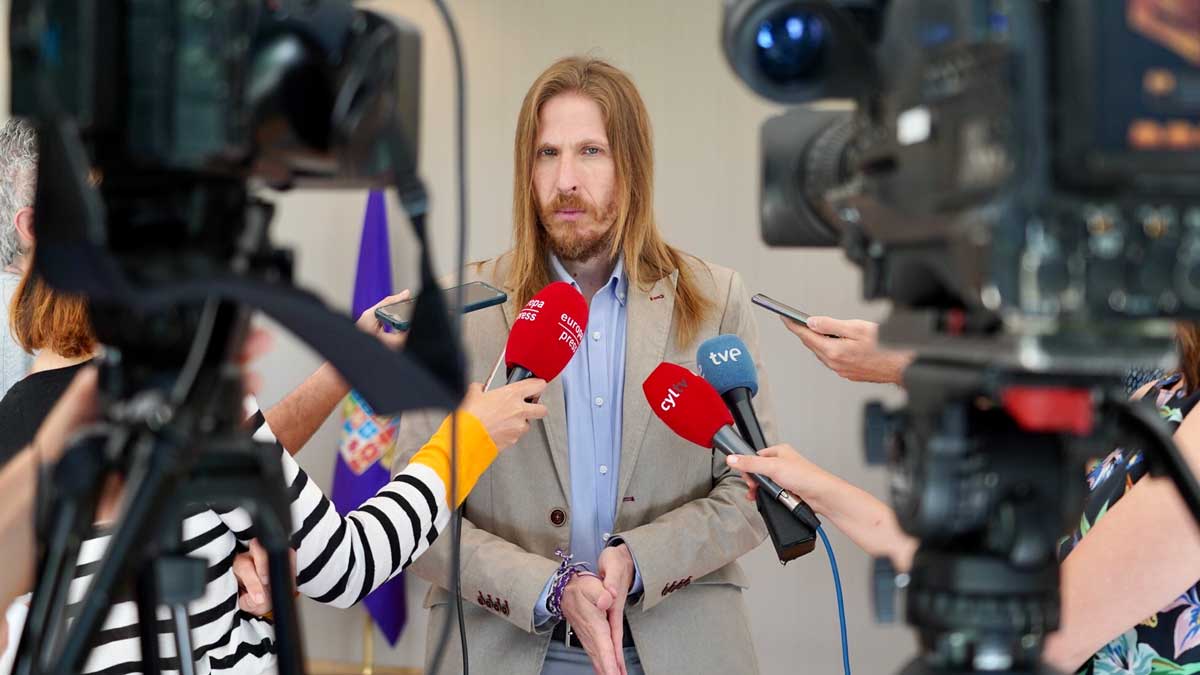 Pablo Fernández, coportavoz nacional de Podemos, comparece este miércoles en el pleno de las Cortes de Castilla y León. | L. PÉREZ (ICAL)