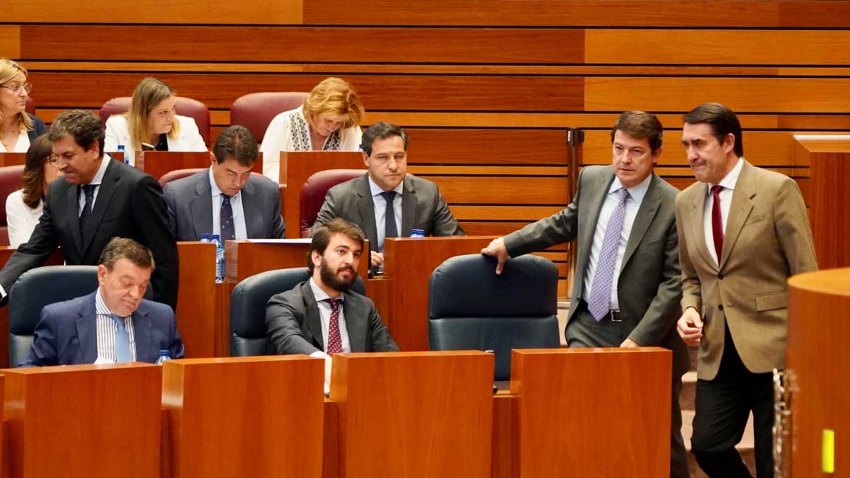 Gallardo, Mañueco y Quiñones, en el Pleno de las Cortes de Castilla y León este miércoles. | LETICIA PÉREZ (ICAL)