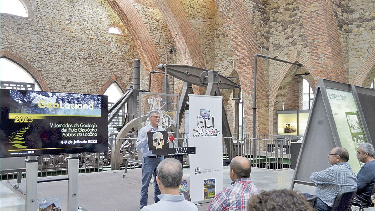 Los responsables del Aula Geológica de Robles de Laciana presentaron ayer en Sabero ‘Geolaciana 2023’. | MSM