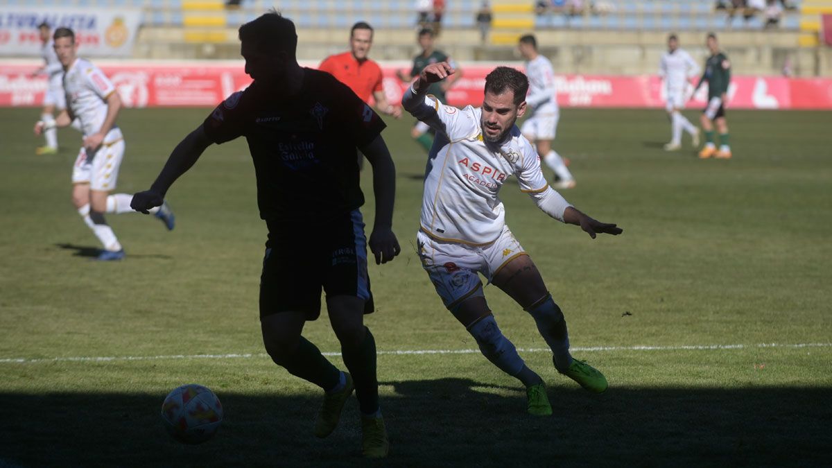 Saúl presiona la salida de balón del Ferrol. | JESÚS F. SALVADORES