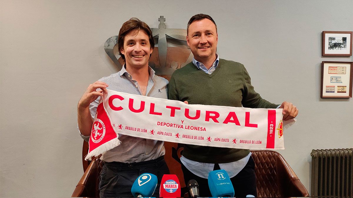 El director deportivo Manzanera, junto al nuevo técnico Raúl Llona. | CYD El director deportivo Manzanera, junto al nuevo técnico Raúl Llona. | CYD