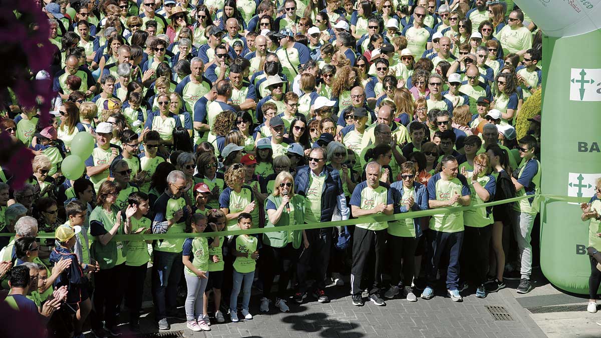 La Marcha de la Esperanza volverá a teñir de verde la Plaza Mayor de La Bañeza. | P.J. ABAJO