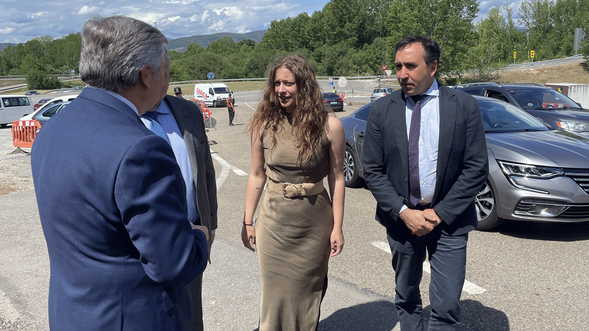 Ester Muñoz en su llegada a la Feria de Carracedelo. | Javier Fernández