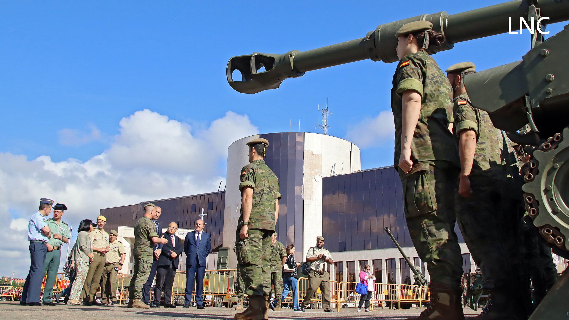 El alcalde de León, José Antonio Diez, inauguró la exposición militar por el Día de las Fuerzas Armadas. | SAÚL ARÉN