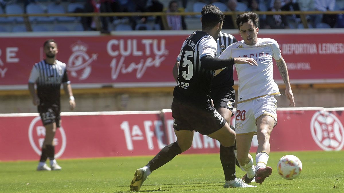 Álex Blesa disputa el balón con un defensor del Linense durante el partido de la segunda vuelta. | SAÚL ARÉN
