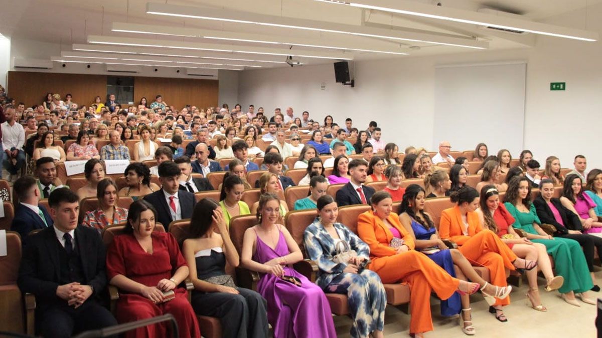 Graduados en la décima promoción de Enfermería de Ponferrada.