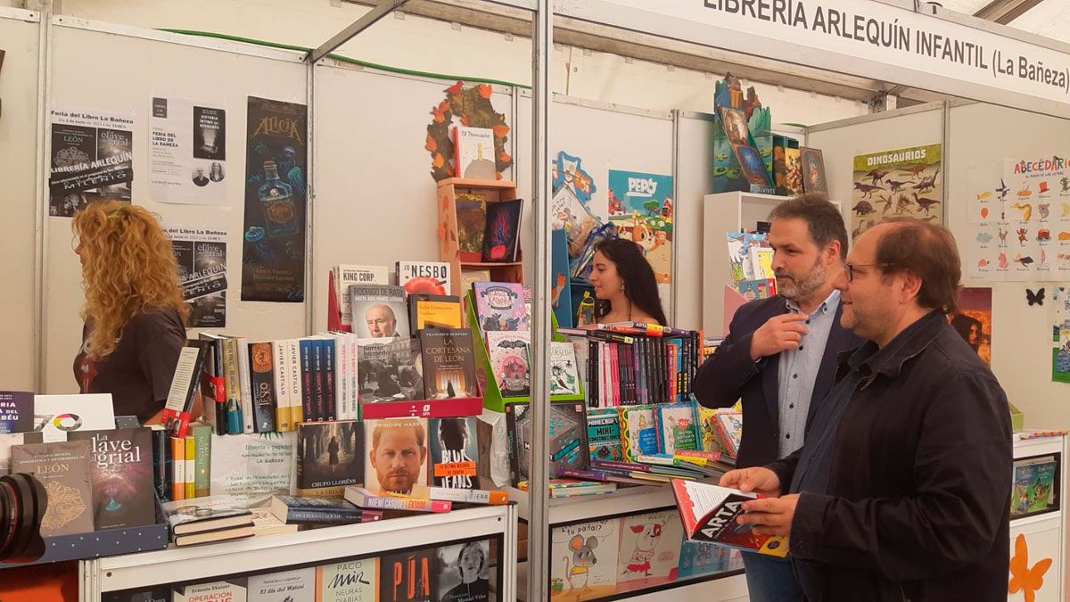 Alcalde y concejal de cultura de La Bañeza visitan la Feria del Libro.