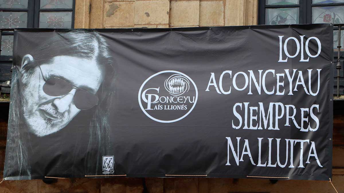 Cartel de homenaje a Lolo colocado por Conceyu en la Plaza Mayor el pasado mes de abril. | L.N.C.