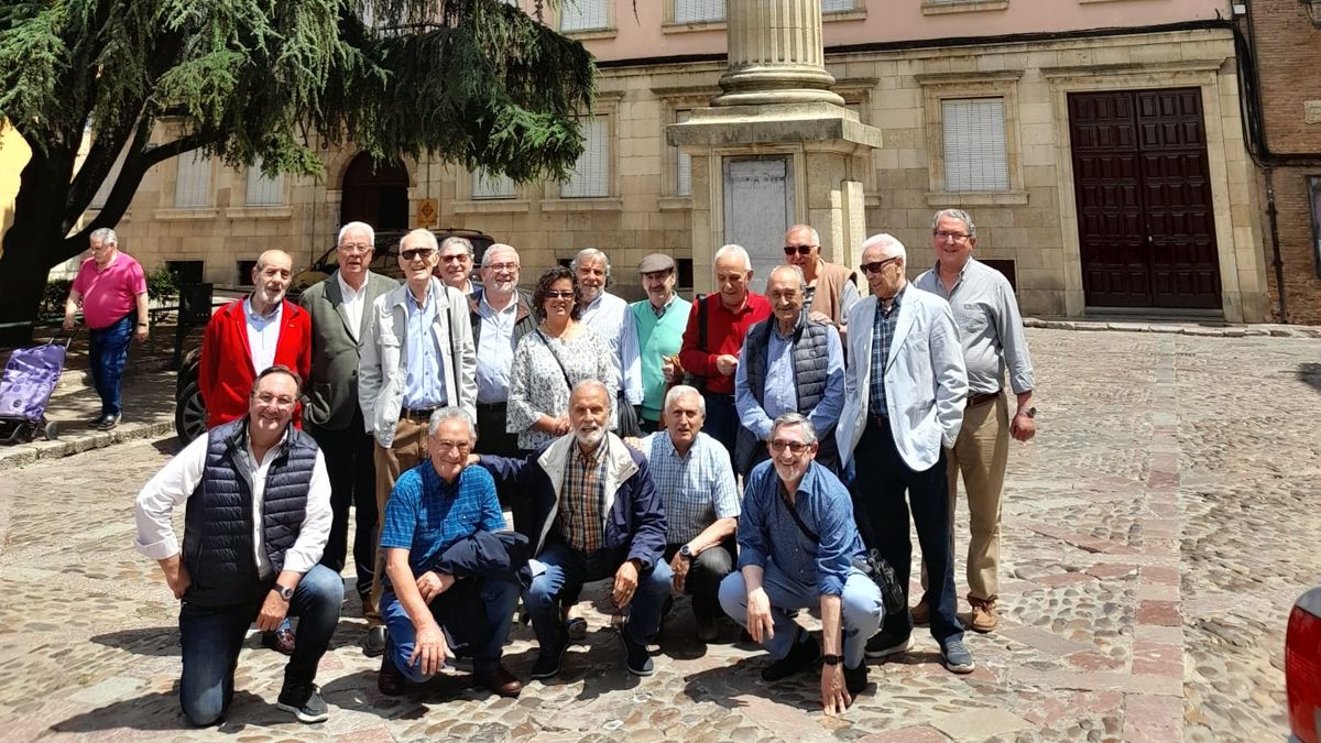 Los participantes en el reencuentro posan delante del Colegio Leonés de San Isidoro. | L.N.C.