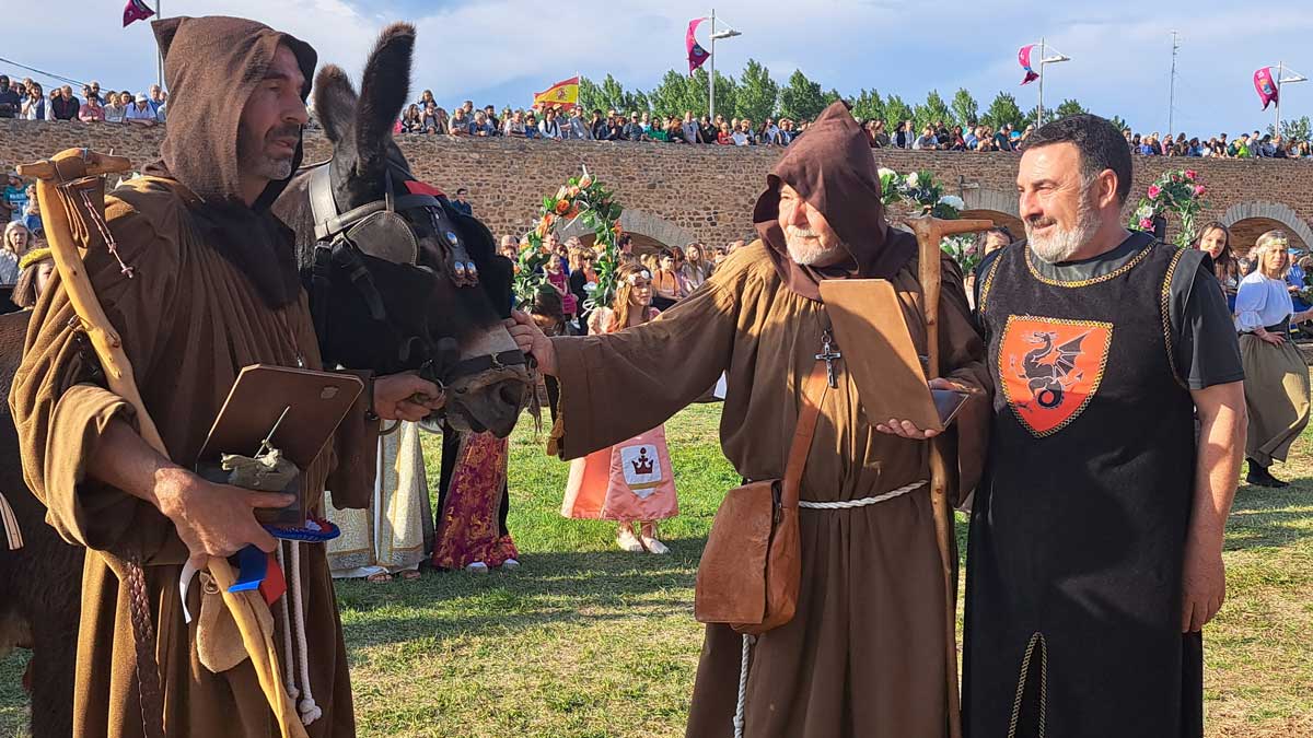 Fray Mingui y Fray Alfredro y a su burro Don Crispín en Hospital de Órbigo. | L.N.C. Fray Mingui y Fray Alfredro y a su burro Don Crispín en Hospital de Órbigo. | L.N.C.