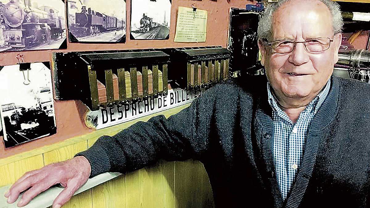 Maxi guardaba en su casa de Palacios de Valdellorma un verdadero museo de la historia de Feve. | LAURA PASTORIZA