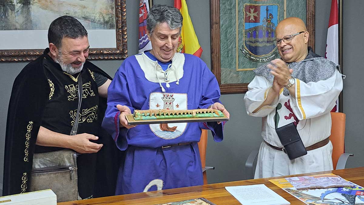 Acto de entrega del nombramiento como mantenedor de las Justas Medievales de Hospital de Órbigo. | L.N.C. Acto de entrega del nombramiento como mantenedor de las Justas Medievales de Hospital de Órbigo. | L.N.C.