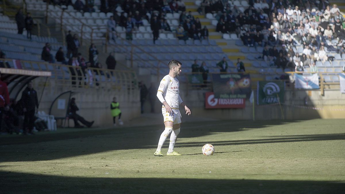 Saúl González controla el balón durante un partido de esta temporada en el Reino de León. | JESÚS F SALVADORES