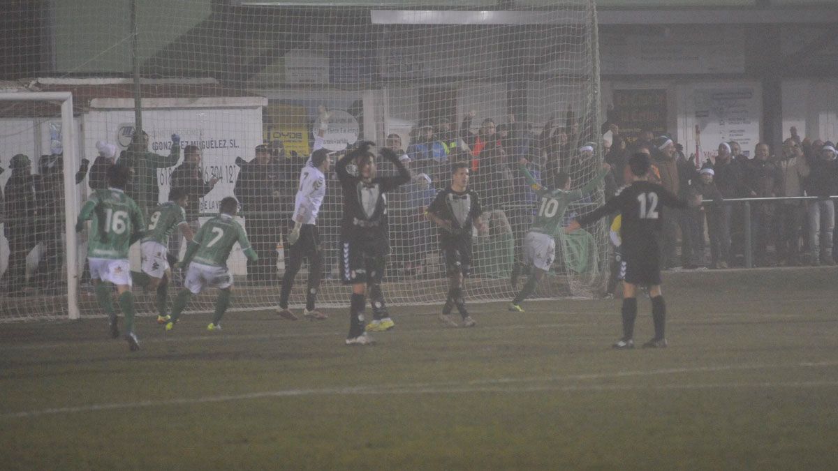 Los jugadores del Astorga celebran el tanto del empate en La Eragudina ante la decepción capitalina. | DANIEL MARTÍN