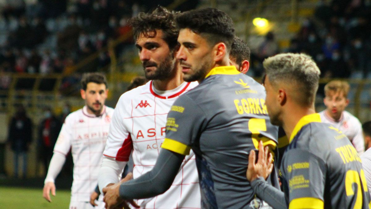 Fran Cruz busca rematar un córner en un partido de la temporada pasada de la Cultural. | CYD Fran Cruz busca rematar un córner en un partido de la temporada pasada de la Cultural. | CYD