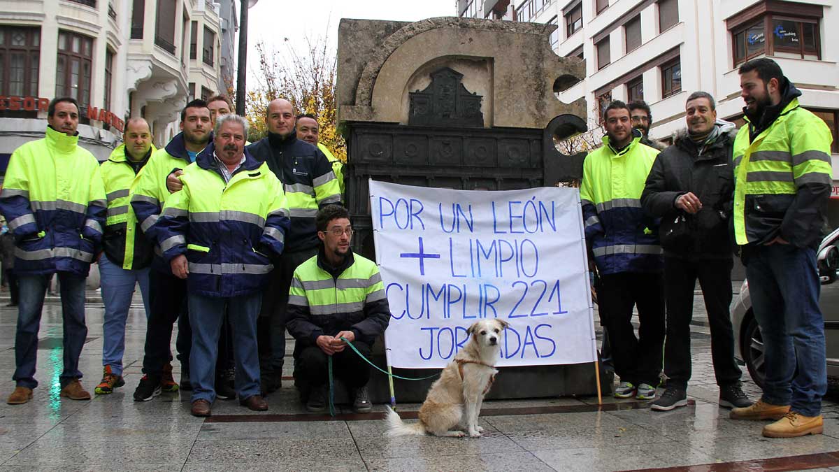 Los trabajadores se volvieron a concentrar ayer frente al Ayuntamiento. | ICAL