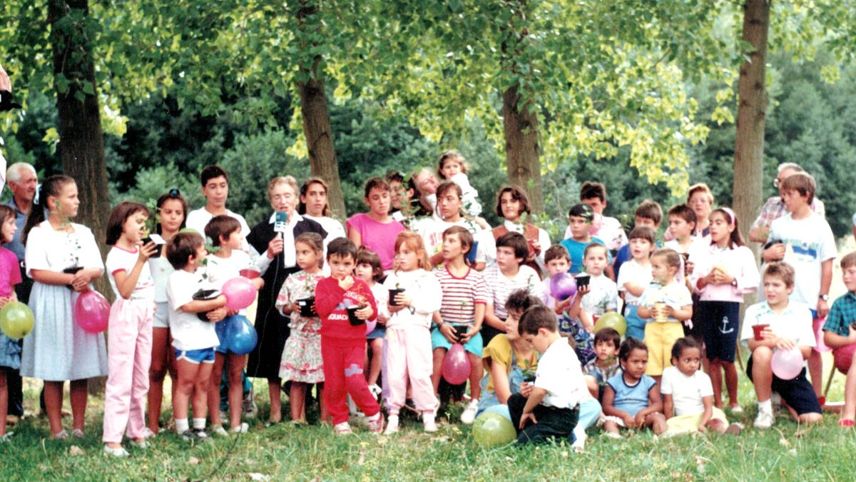 La maestra berciana junto a un grupo de alumnos plantando acebos en San Román de Bembibre.