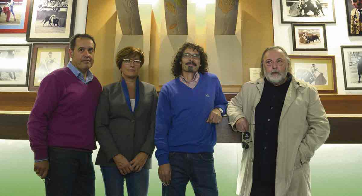 Santocildes, con jersey azul, estuvo arropado por artistas y galeristas en el Camarote Madrid. | MAURICIO PEÑA