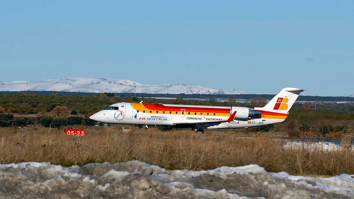 Un avión de Air Nostrum en el aeropuerto de León. | ICAL