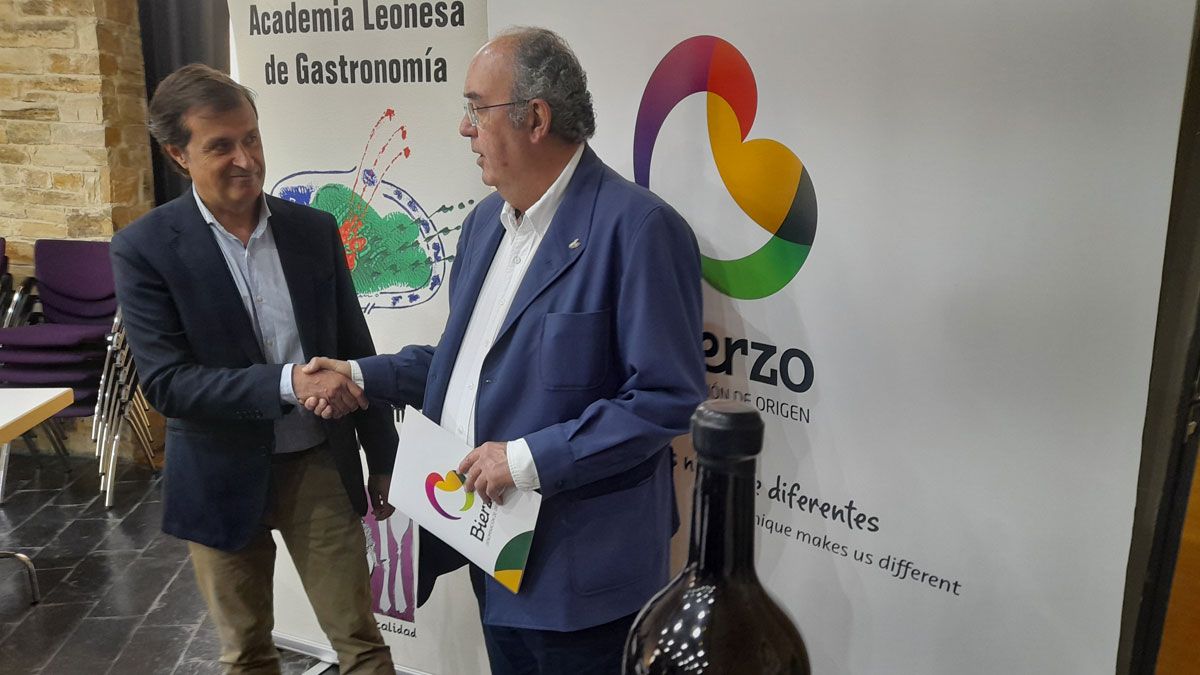 Cañedo y Pérez tras firmar el acuerdo. | MAR IGLESIAS