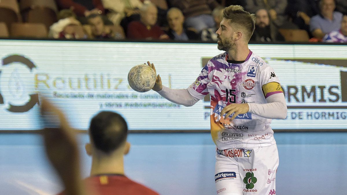 Juan Castro dirige un ataque durante un encuentro frente a Granollers en el Palacio de Deportes. | SAÚL ARÉN