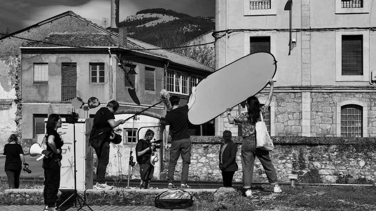 Imagen del rodaje del cortometraje de Isabel Medarde ‘El tren del olvido’. | ANA CALLEJO