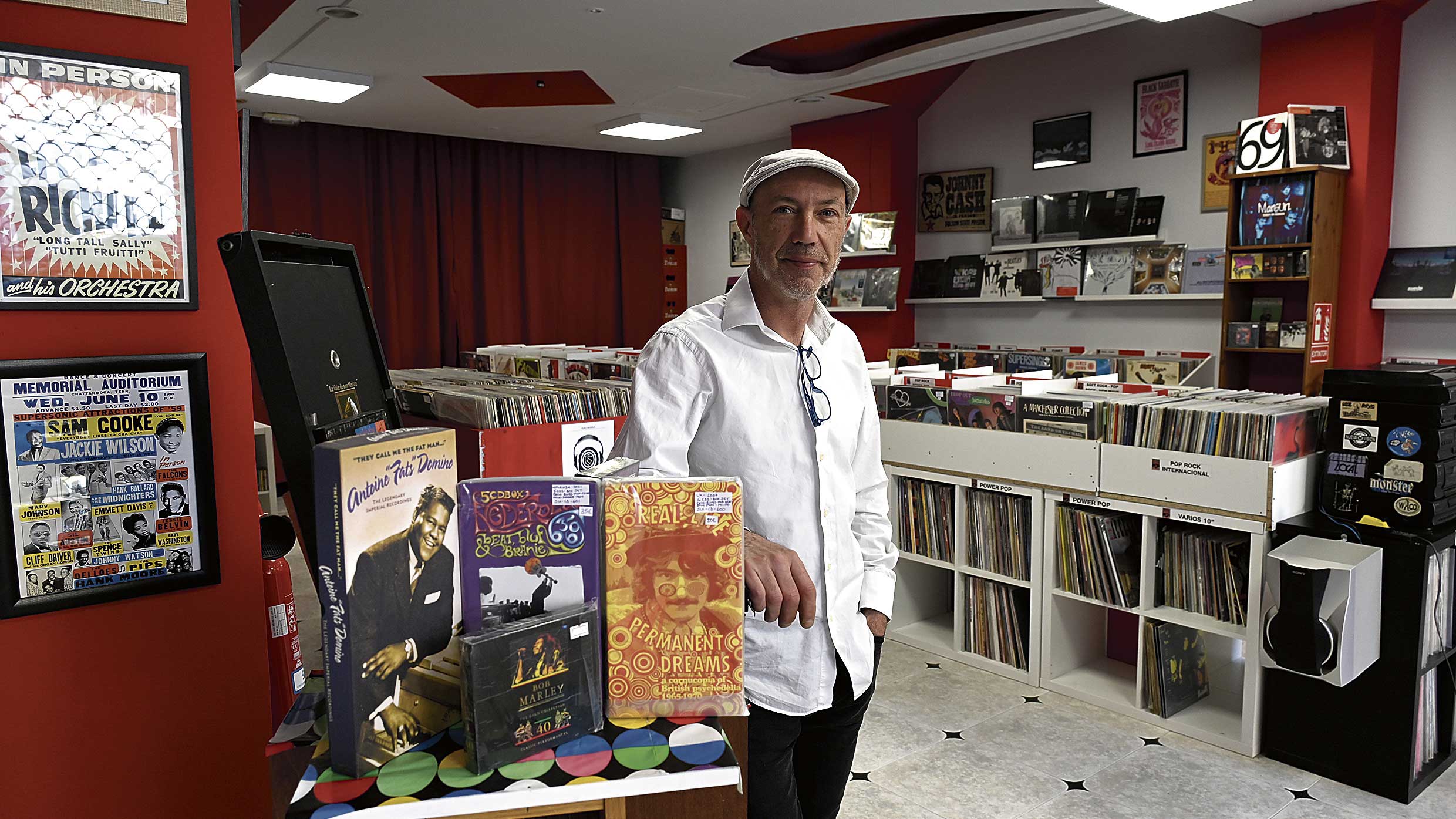 Pipo posa junto a alguno de los productos a la venta en su establecimiento, Iloveiu Records. | SAÚL ARÉN