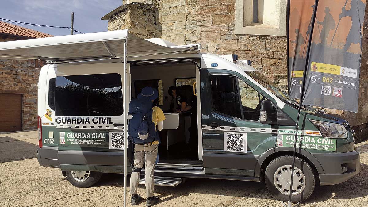 Efectivos de la Guardia Civil, durante su trabajo de vigilancia y asistencia en el Camino de Santiago. | L.N.C.