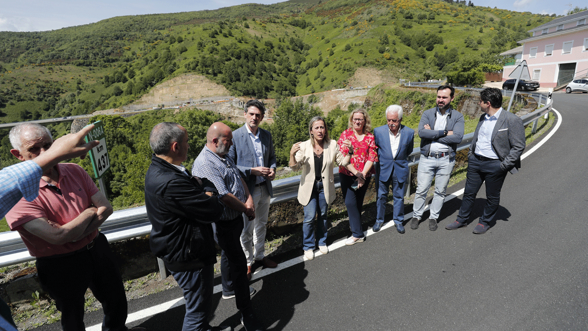 Encuentro entre Xunta y transportistas en la zona del derrumbe. | Xunta de Galicia