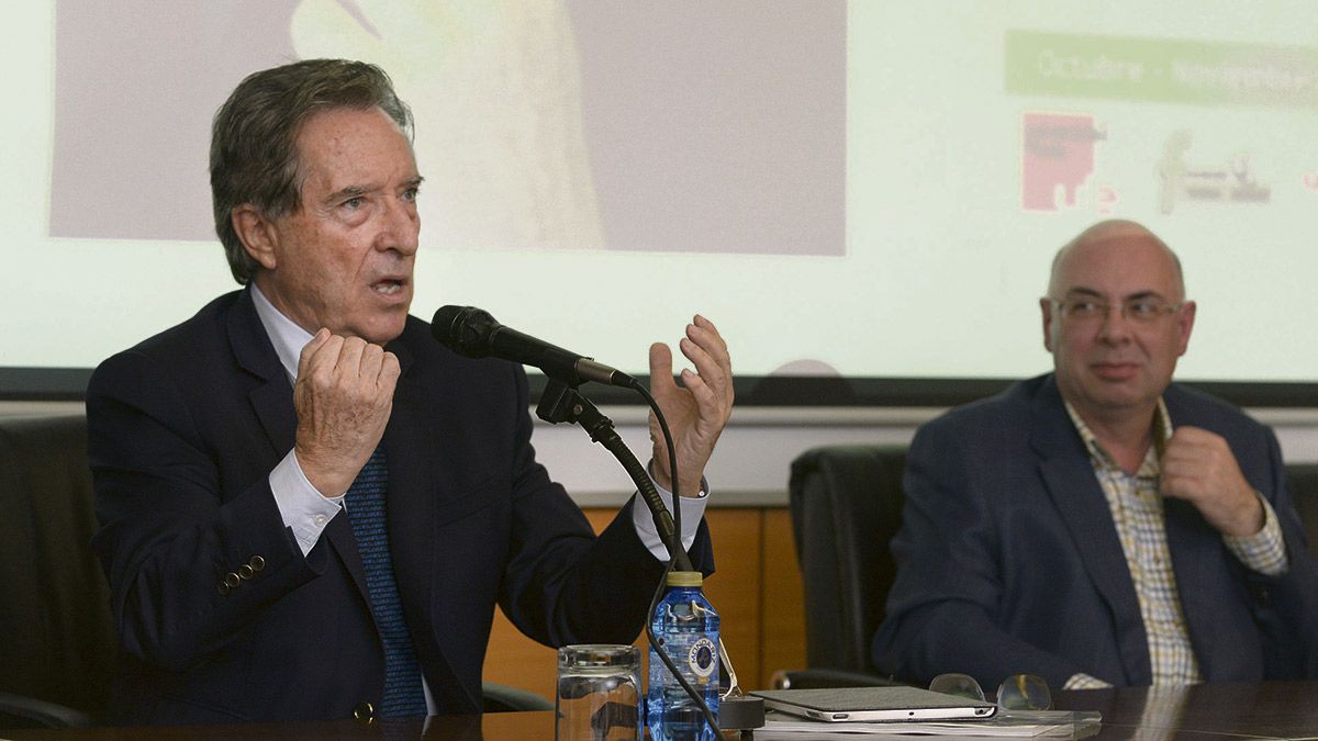 El Aula Magna de la Facultad de Biología registrño un lleno total para escuchar las reflexiones del periodista Iñaki Gabilondo. | MAURICIO PEÑA