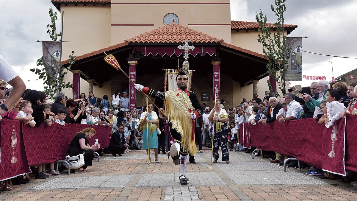 Salida de San Sebastián de la iglesia de San Juan Bautista durante la procesión del año pasado. | SAÚL ARÉN