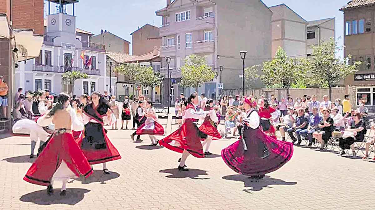 El domingo por la tarde habrá exhibición bailes regionales. | AYTO. LA ROBLA