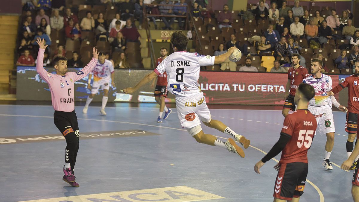 Darío Sanz lanza a portería en el partido ante el Granollers de esta temporada disputado en el Palacio de los Deportes. | SAÚL ARÉN