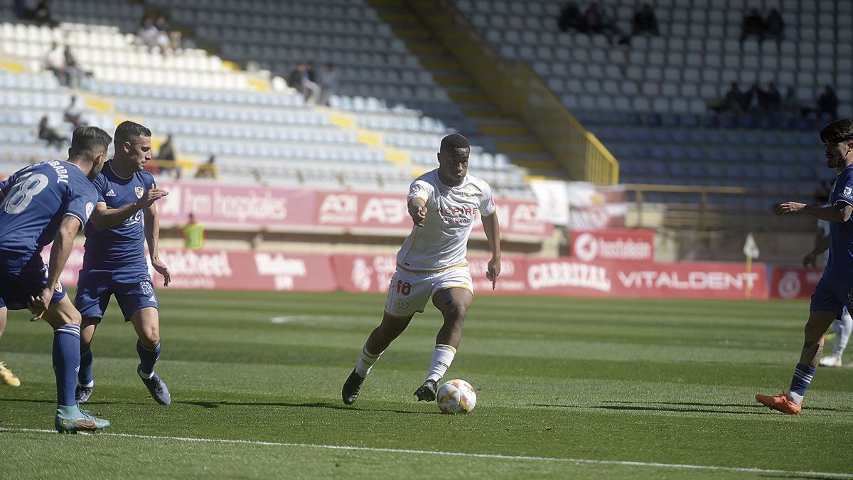 Kawaya conduce el balón durante un partido esta temporada. :: SAÚL ARÉN Kawaya conduce el balón durante un partido esta temporada. :: SAÚL ARÉN