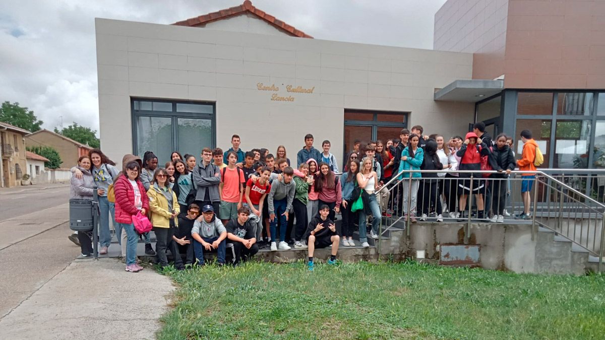 Foto de familia de los alumnos de 4º de ESO del IES Lancia en el Centro Cultural situado en Villasabariego.