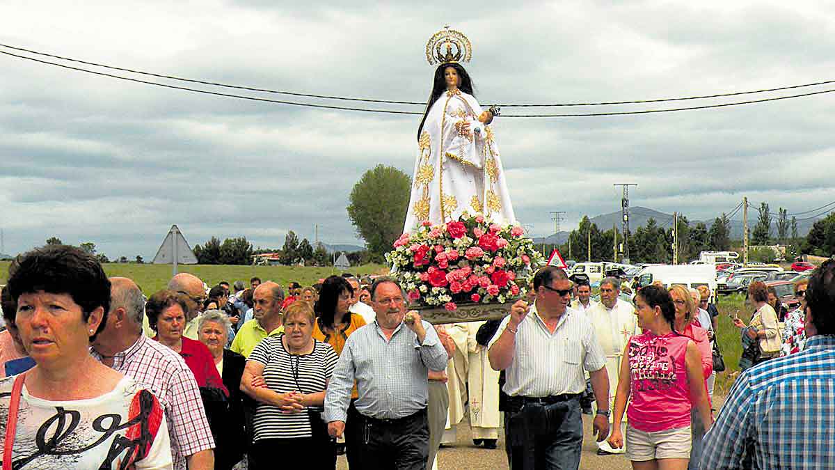 Pendones de la comarca, romeros y fieles acompañarán una vez más a la Virgen en la procesión. | ESTEFANÍA NIÑO