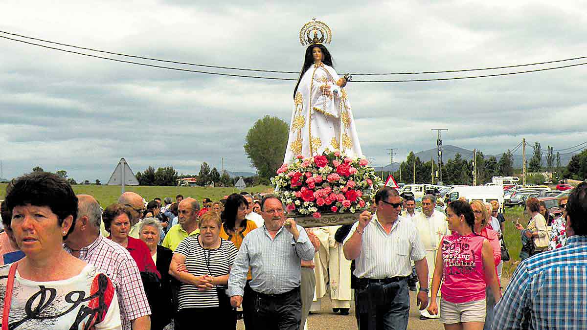 Pendones de la comarca, romeros y fieles acompañarán una vez más a la Virgen en la procesión. | ESTEFANÍA NIÑO Pendones de la comarca, romeros y fieles acompañarán una vez más a la Virgen en la procesión. | ESTEFANÍA NIÑO