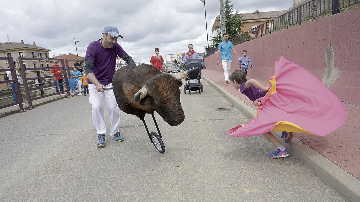 Los más pequeños disfrutaron de la mañana de fiesta. | JESÚS F. SALVADORES Los más pequeños disfrutaron de la mañana de fiesta. | JESÚS F. SALVADORES