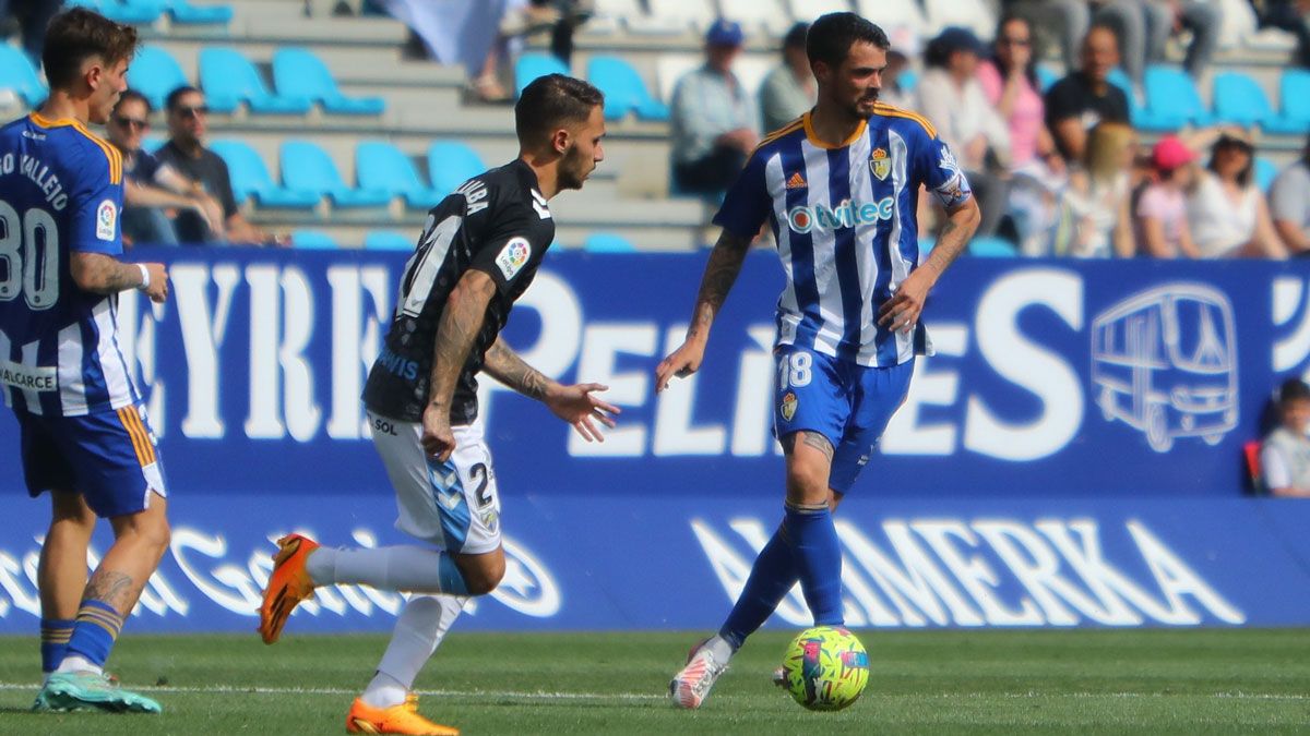 Erik Morán da un pase durante el encuentro frente al Málaga. | LALIGA