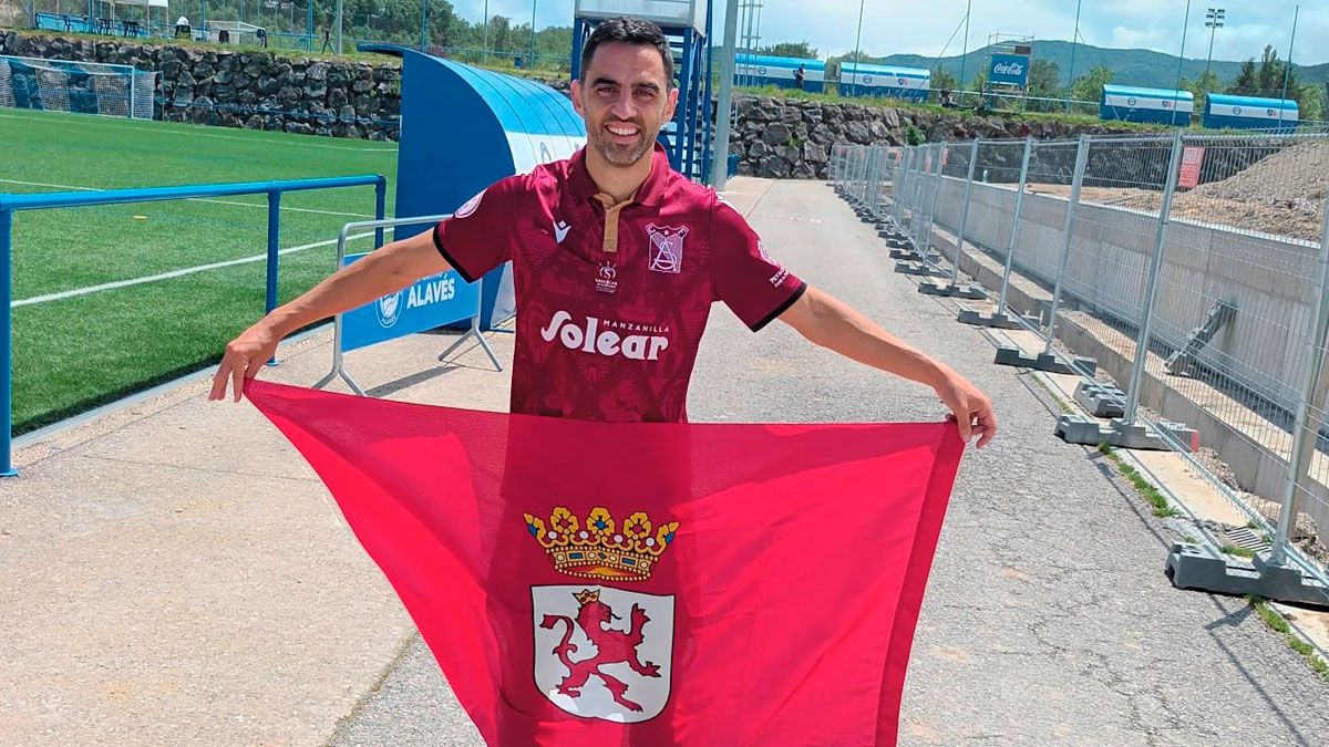 Víctor celebra el ascenso con la camiseta de su equipo y la bandera de León. | L.N.C.