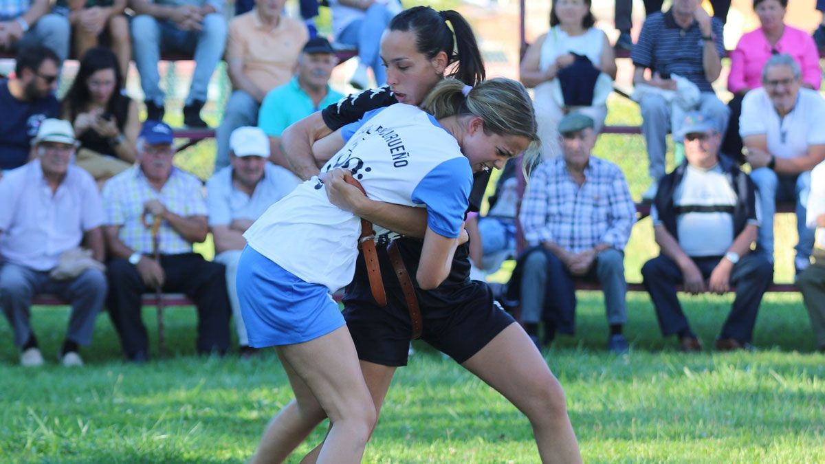 Priscila Martínez, de negro, en uno de los combates de su espectacular temporada pasada con Ainoha Fierro. :: ANTONIO