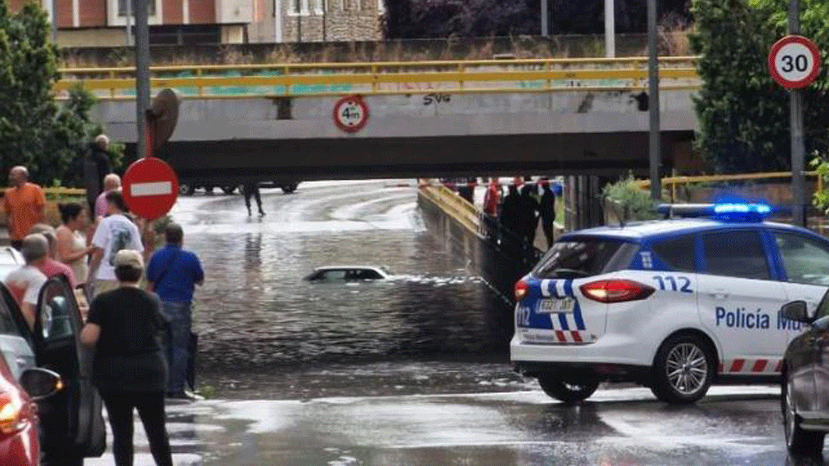 Vehículo atrapado en la calle Ortega y Gasset. | Redes sociales