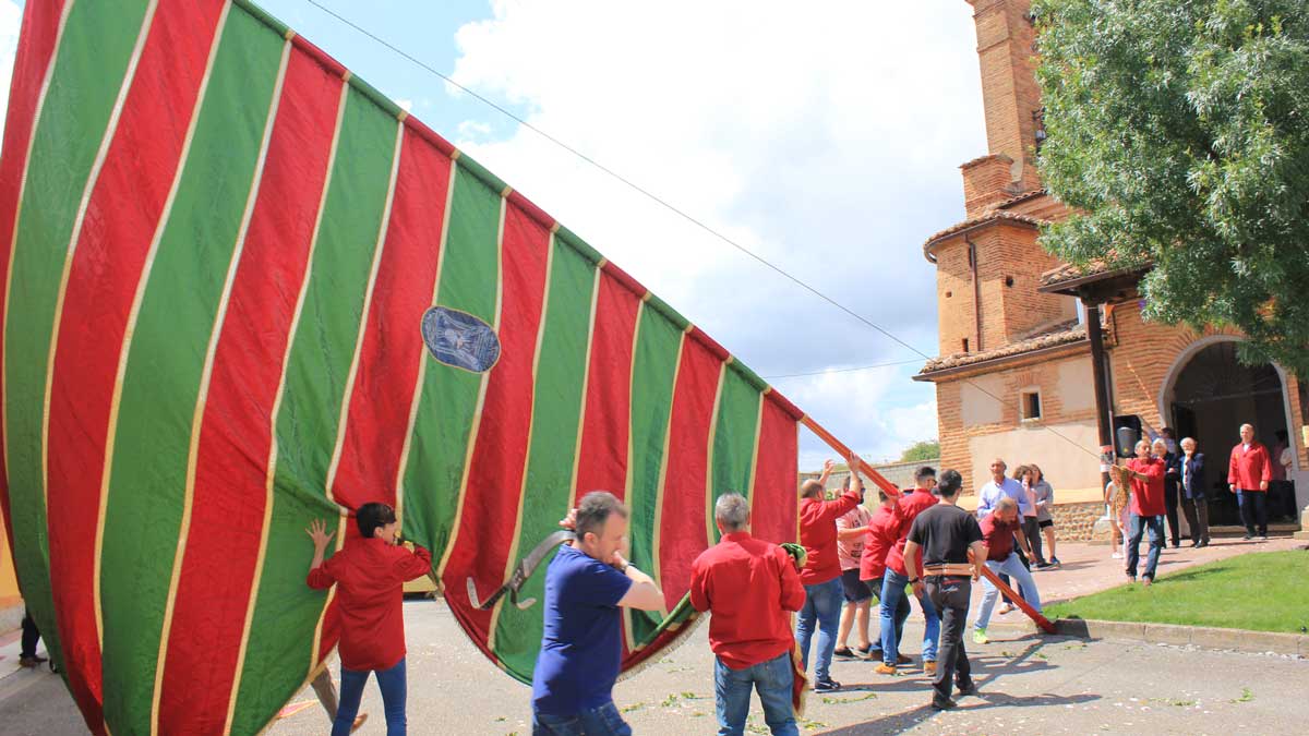 Vidriera de la Catedral de León donde aparece el Pendón de Nuestra Señora del Camino de Fresno del Camino. | L.N.C.